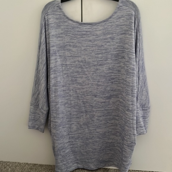 Good condition woman’s purple sweater - Picture 2 of 2